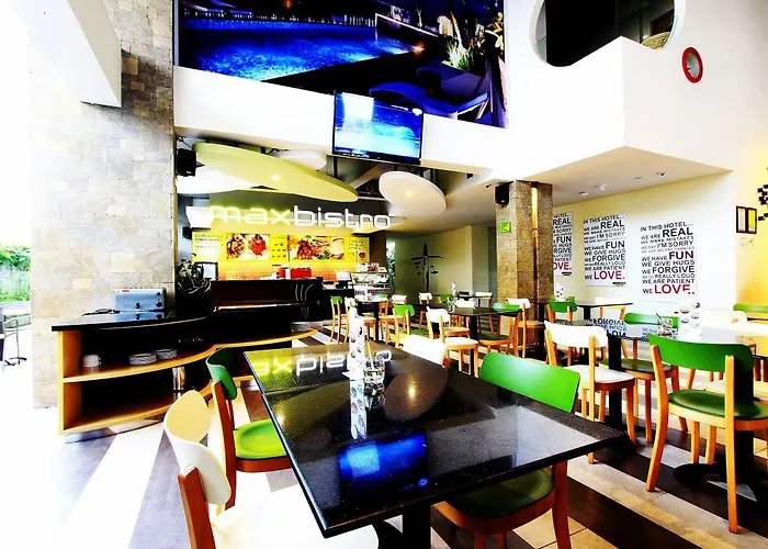 Отель Maxonehotels At Bukit 3*